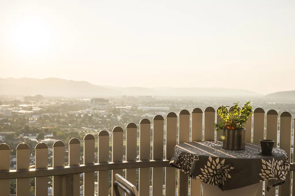 Sky View Apartment Vienna by ichbucheAT