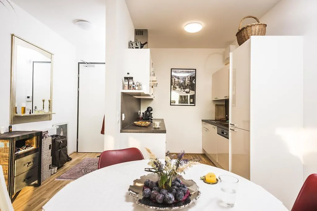 Sky View Apartment Vienna by ichbucheAT